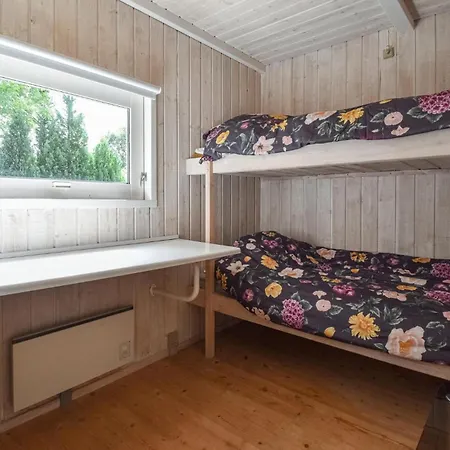 Three-bedroom In Vakantiehuis Asperup